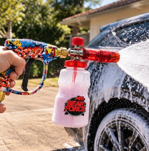Canon à mousse Bear Force monté sur un pistolet haute pression, avec de la mousse sur une voiture